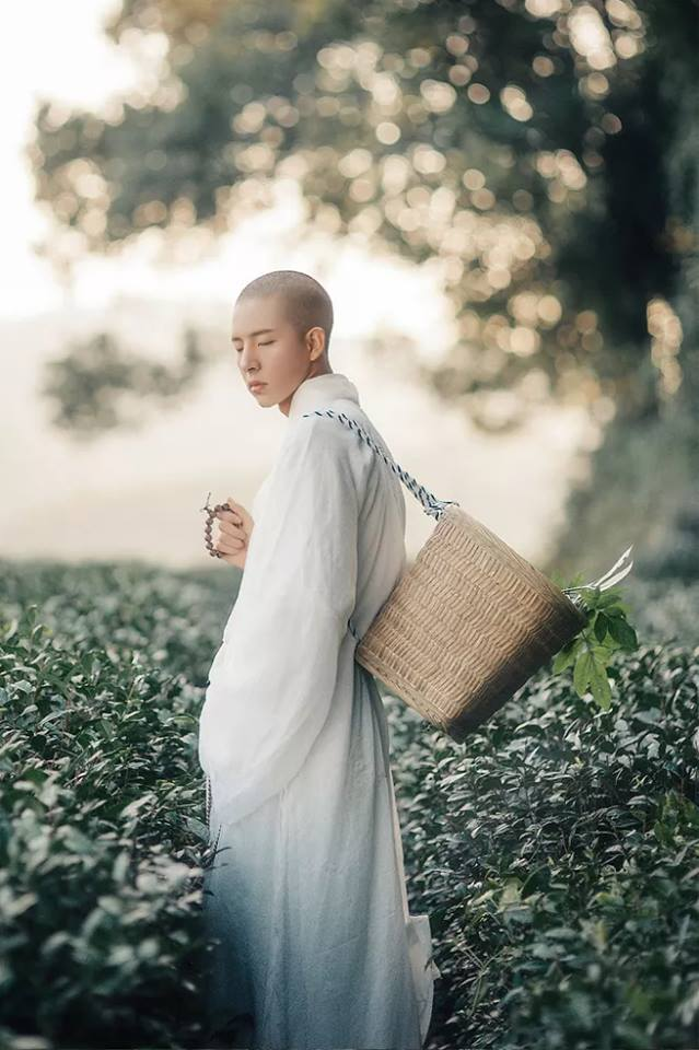 Hội chị em rụng trứng vì thầy tu đẹp trai - Hình 6
