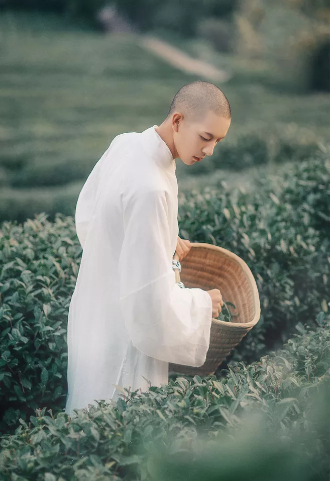 Hội chị em rụng trứng vì thầy tu đẹp trai - Hình 5