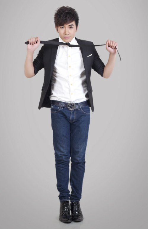 Kết hợp trẻ trung giữa vest quần jeans nam - Hình 6