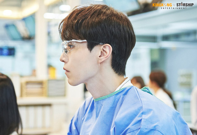 Khoác áo blouse trắng, Lee Dong Wook khiến bệnh viện ách tắc vì đẹp như một vị thần - Hình 11
