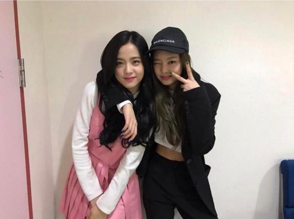 Không ngờ cùng nhau tắm hơi khỏa thân lại khiến Jennie và Jisoo BLACKPINK thân thiết hơn - Hình 1