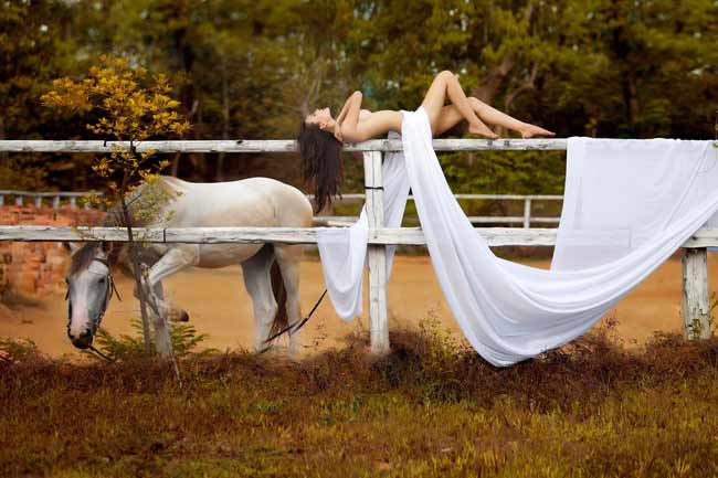 Mỹ nhân nude để thiền, nude bên ngựa...tai tiếng ngày ấy giờ ra sao? - Hình 12