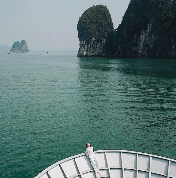 Nhìn ảnh vi vu Hạ Long của những cô nàng này mà ai cũng nôn nao muốn đi ngay trước khi hết hè - Hình 9