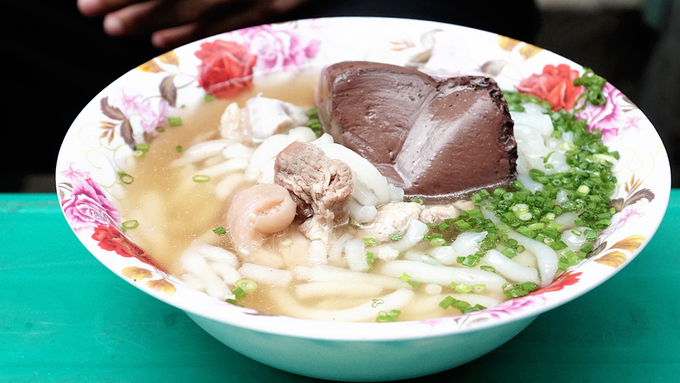 Quán bánh canh bán bò viên to như bóng tennis ở Sài Gòn - Hình 9