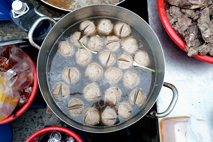 Quán bánh canh bán bò viên to như bóng tennis ở Sài Gòn - Hình 3