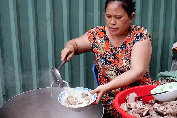 Quán bánh canh bán bò viên to như bóng tennis ở Sài Gòn - Hình 2