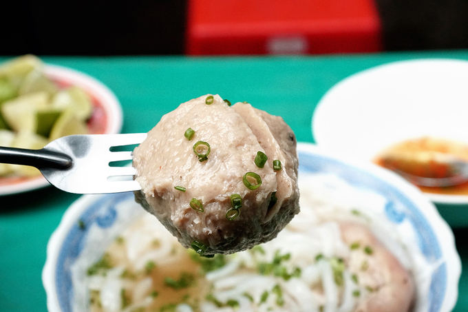 Quán bánh canh bán bò viên to như bóng tennis ở Sài Gòn - Hình 7