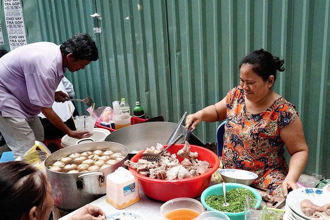 Quán bánh canh bán bò viên to như bóng tennis ở Sài Gòn - Hình 1