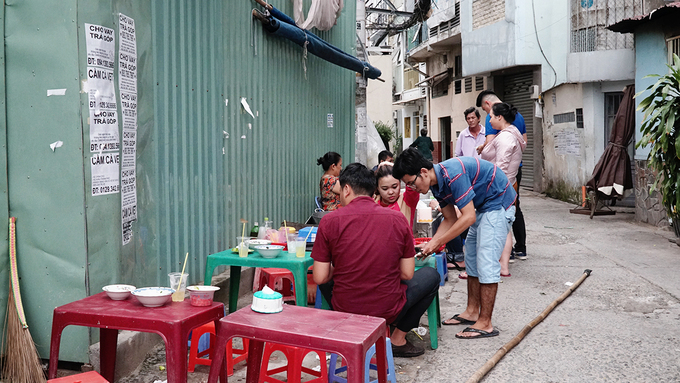 Quán bánh canh bán bò viên to như bóng tennis ở Sài Gòn - Hình 10