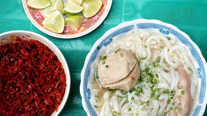 Quán bánh canh bán bò viên to như bóng tennis ở Sài Gòn - Hình 6
