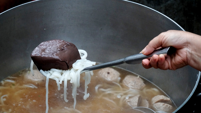 Quán bánh canh bán bò viên to như bóng tennis ở Sài Gòn - Hình 5