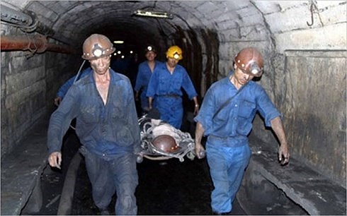 Sập hầm khai thác than Mông Dương, 2 công nhân bị vùi lấp - Hình 1