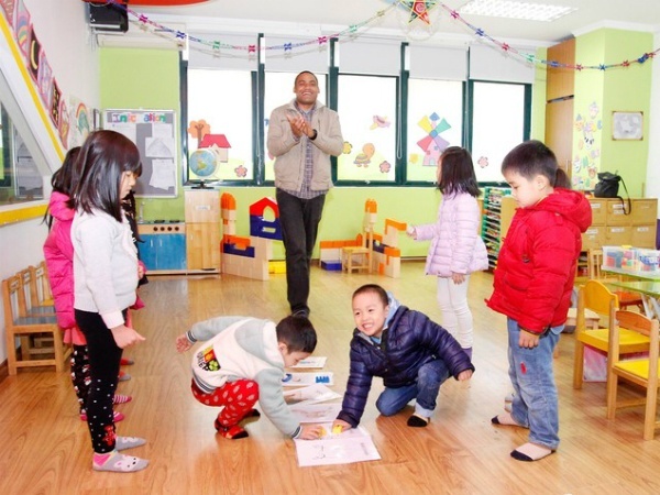 Sợ con tụt hậu, mẹ Việt chi tiền triệu cho con học ngoại ngữ với thầy Tây từ thuở lên ba (Phần 1) - Hình 1