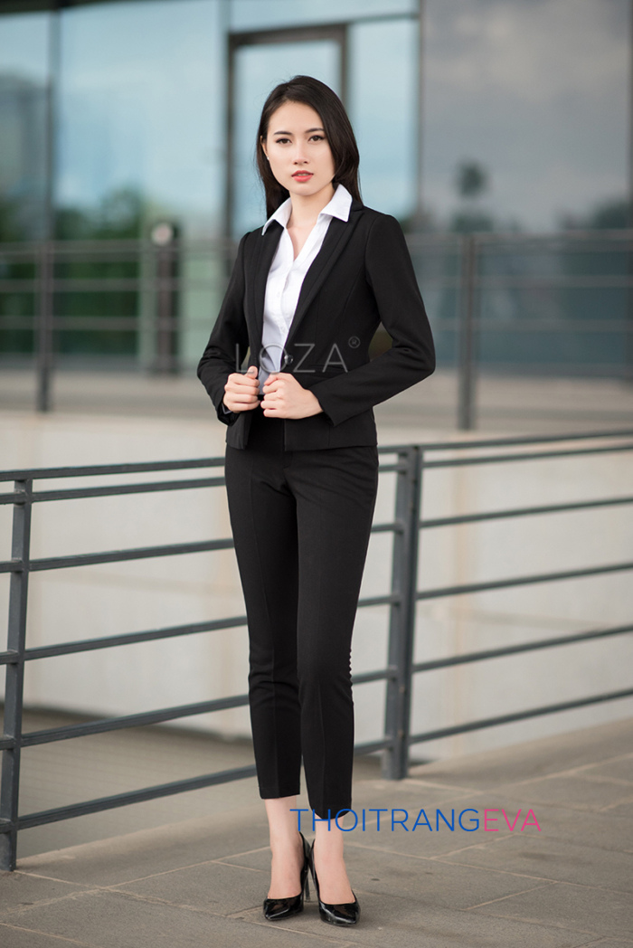 Mẫu đồng phục vest đẹp cho nữ công sở với chi tiết cổ áo hai ve