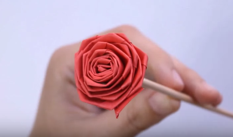 Cách làm hoa hồng bằng giấy cuộn - Hình 5