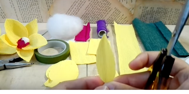 Cách làm hoa lan hồ điệp bằng giấy nhún tuyệt đẹp - Hình 5