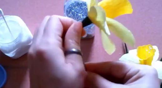 Cách làm hoa thủy tiên bằng giấy nhún - Hình 16