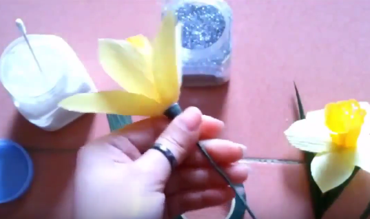 Cách làm hoa thủy tiên bằng giấy nhún - Hình 14
