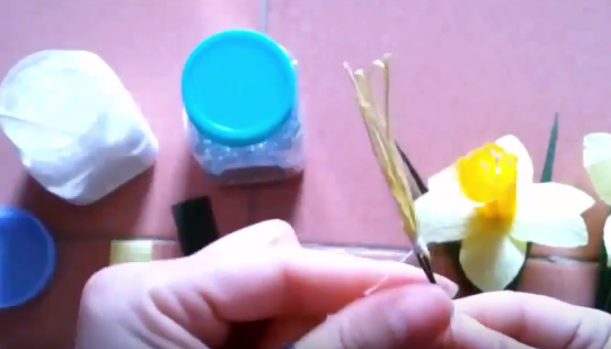 Cách làm hoa thủy tiên bằng giấy nhún - Hình 6