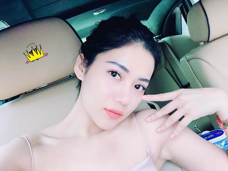 Mặc áo trễ vai khoe vòng 1 đầy quyến rũ, hot girl Milan Phạm dẫn đầu - Hình 12