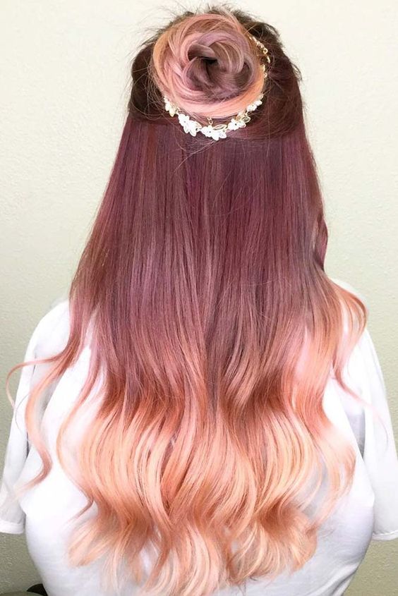 Nếu bạn vẫn chưa biết màu tóc rose gold là gì, hãy xem hình ảnh và chứng kiến sự hòa quyện giữa màu tím hồng và vàng kim để tạo ra sắc tóc đẹp nhất. Tìm kiếm những kiểu tóc đẹp với màu tóc này bằng việc nhấn vào hình ảnh.