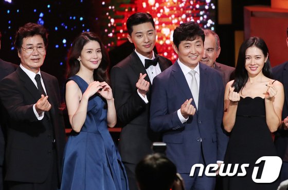 Seoul International Drama Awards 2018: Son Ye Jin Đến Trễ, Hở Bạo Nhưng Vẫn  Thắng Giải Cùng Park Seo Joon Và Lee Bo Young - Hậu Trường Phim - Việt Giải  Trí
