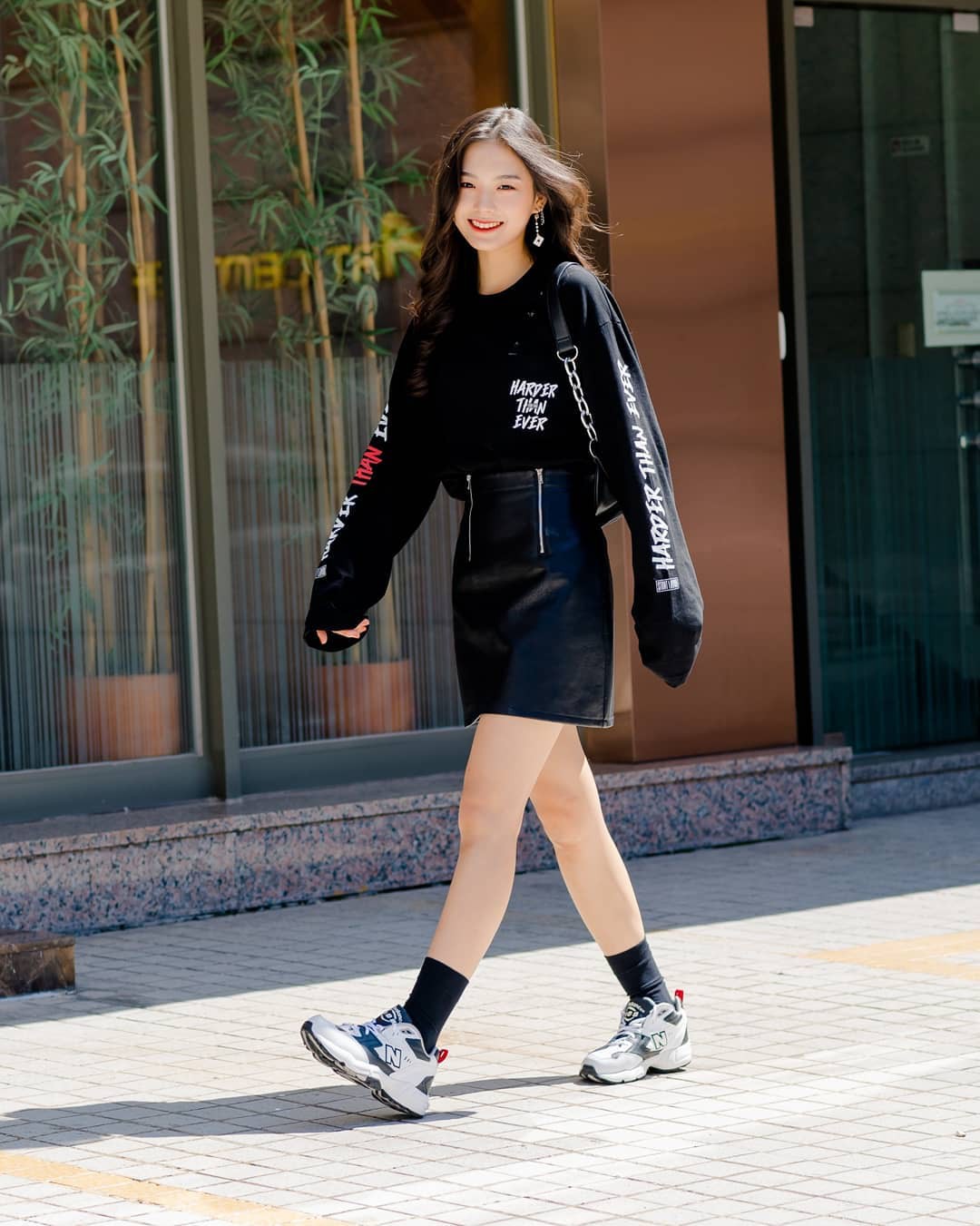Street style con gái Hàn là một chủ đề hot và thú vị được truyền tay nhau trong giới trẻ hiện nay. Hãy đến với hình ảnh này để khám phá phong cách đường phố của các cô gái xinh đẹp và tự tin từ xứ sở kim chi.