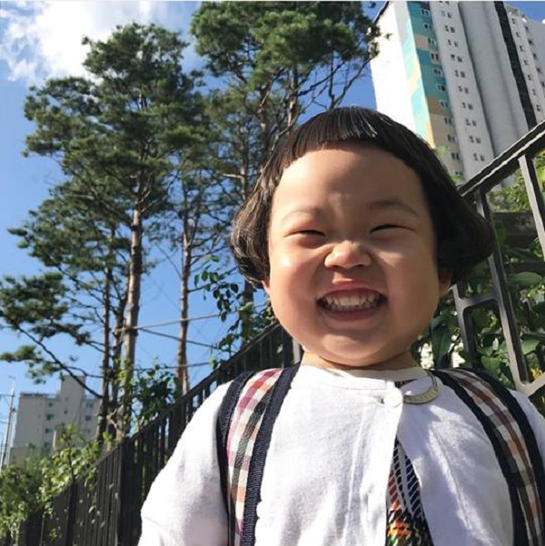 Hình ảnh nhóc tỳ đầu nấm Hàn Quốc đáng yêu với vẻ ngoan ngoãn dễ thương không chỉ khiến bạn mở rộng tầm mắt mà còn khiến bạn yêu con người hơn.