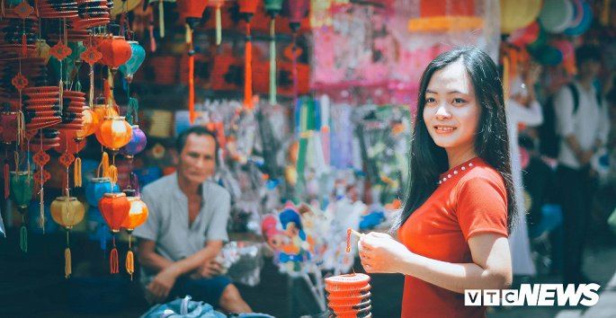 Ảnh: Thiên đường lồng đèn tấp nập du khách trước Tết Trung thu ở TP.HCM - Hình 4