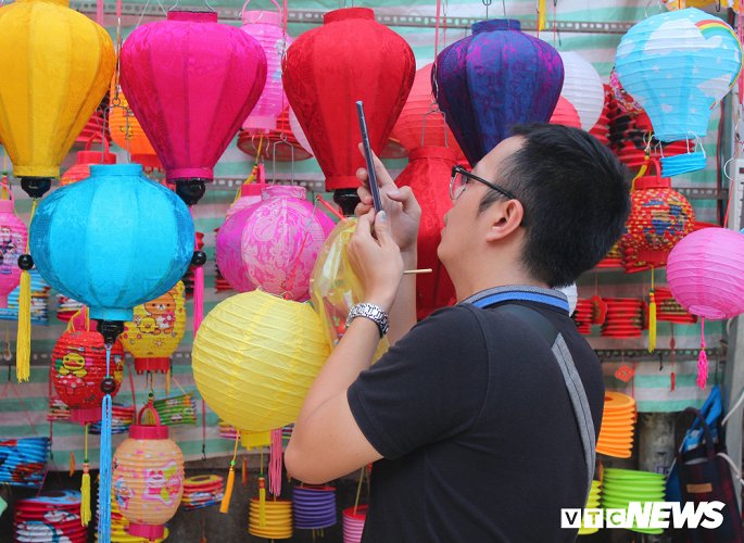 Ảnh: Thiên đường lồng đèn tấp nập du khách trước Tết Trung thu ở TP.HCM - Hình 9