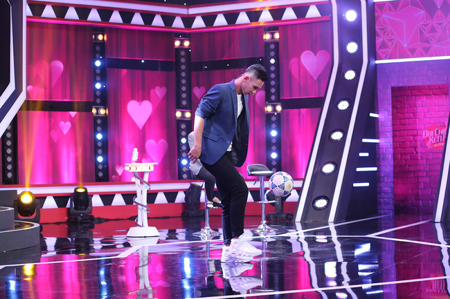 Bạn thân thủ môn Bùi Tiến Dũng gây sốc khi lên truyền hình nhờ Trấn Thành tìm vợ - Hình 3