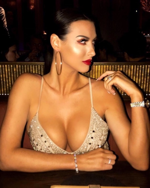 Chia tay Hè, tình cũ của Ronaldo tung ảnh khoe ngực mơn mởn - Hình 10