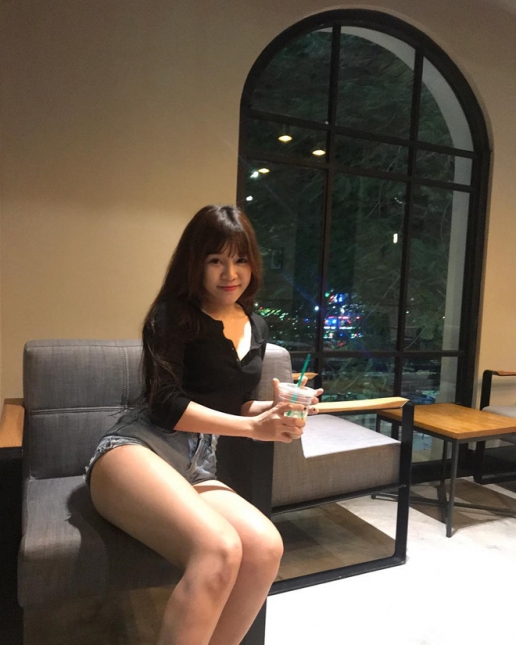 Choáng với 3 vòng bốc lửa, sexy mơn mởn của bồ Lâm Tây? - Hình 4