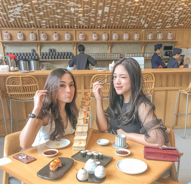 Cuộc sống sang chảnh của cặp bạn thân blogger xinh đẹp, nổi tiếng hàng đầu Indonesia - Hình 2