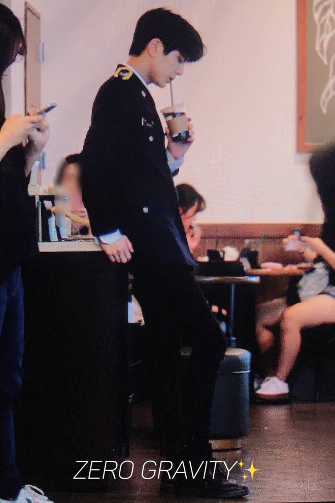 Dậy sóng trước nam idol mặc cảnh phục đi mua cafe mà đẹp như đóng phim, trước đó từng được chọn vì ăn bánh mì - Hình 4