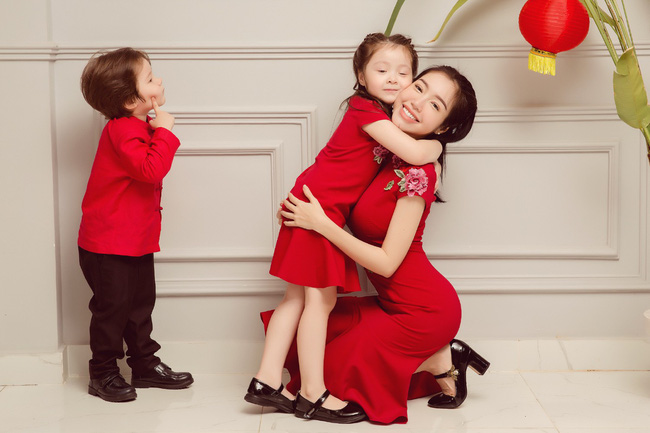 Elly Trần khoe eo thon trong bộ ảnh đón trung thu cùng 2 con cưng - Hình 3