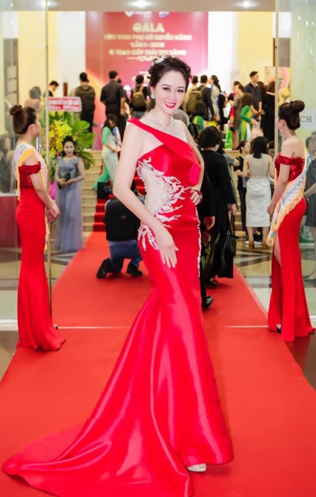Hoa hậu Đàm Lưu Ly khoe chân thon dài đốn mắt mọi người - Hình 3