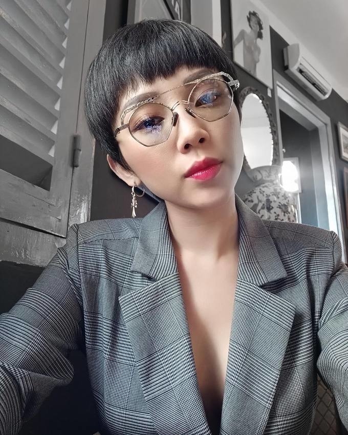 Không còn nghi ngờ gì nữa, blazer kẻ caro chính là item được lòng cả sao Việt lẫn sao Hàn - Hình 4