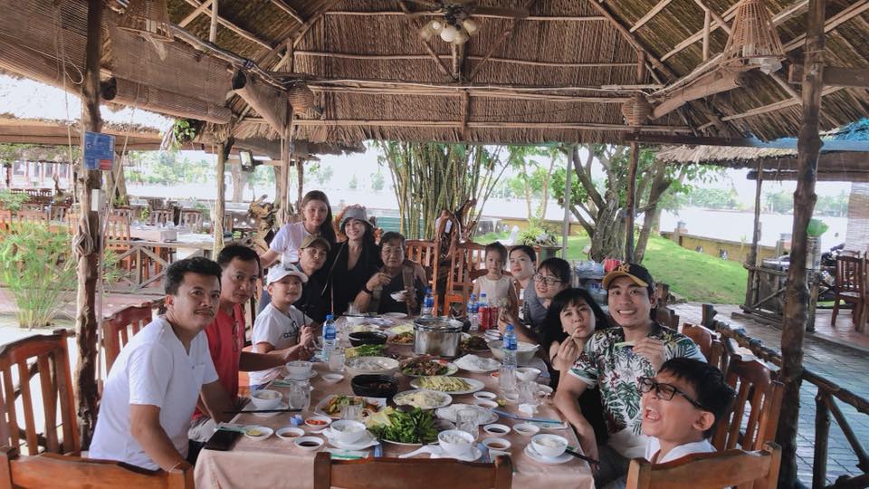 Mặc kệ tin đồn An Nguy - Kiều Minh Tuấn cặp kè, Cát Phượng tung ảnh cùng phi công về quê vui như tết - Hình 3