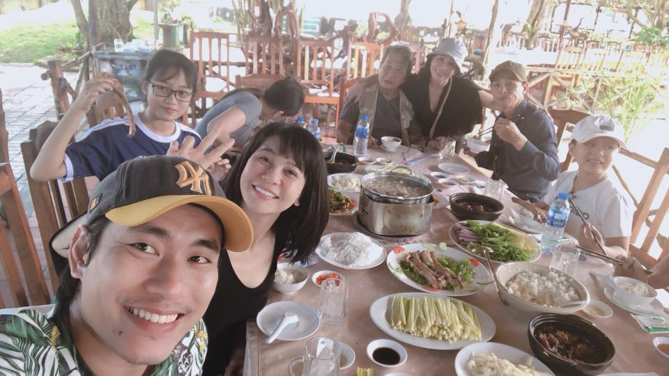 Mặc kệ tin đồn An Nguy - Kiều Minh Tuấn cặp kè, Cát Phượng tung ảnh cùng phi công về quê vui như tết - Hình 2