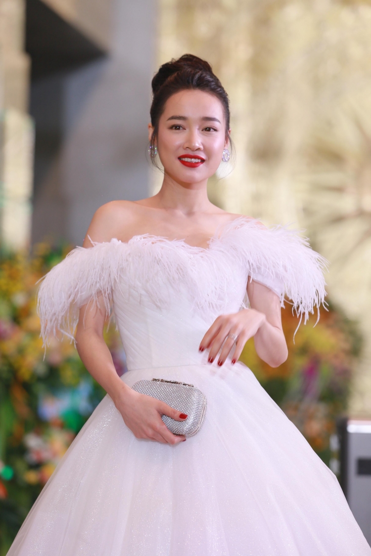 Măc tin đôn bâu bi, Nha Phương xuât hiên lộng lây như nang công chua vơi đâm trăng tinh khôi - Hình 7