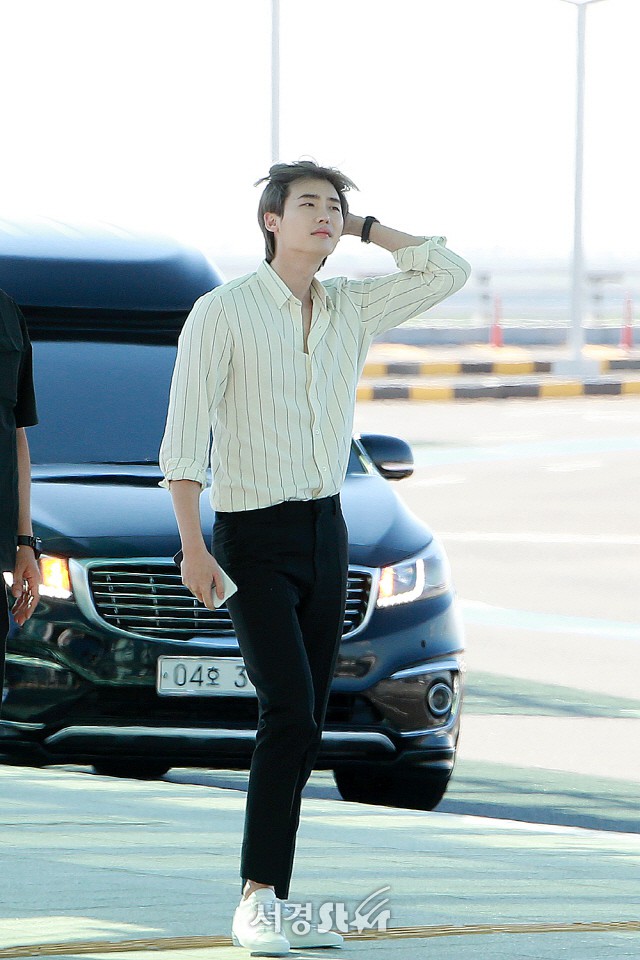 Màn đọ sắc khủng nhất tại sân bay: Black Pink đẹp miễn chê, Hani khoe body thần thánh bên EXID, Lee Jong Suk - Hình 28