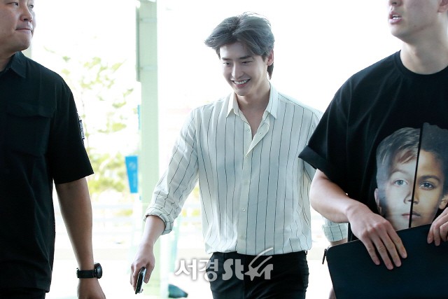 Màn đọ sắc khủng nhất tại sân bay: Black Pink đẹp miễn chê, Hani khoe body thần thánh bên EXID, Lee Jong Suk - Hình 29