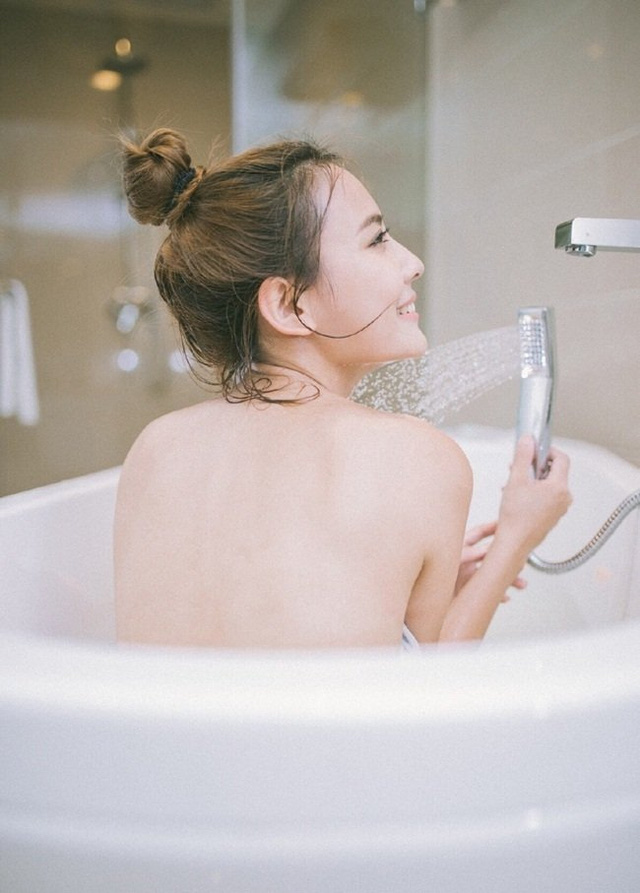 Tiếu Khanh - người đẹp trường Công nghệ khoe vòng eo quyến rũ - Hình 6