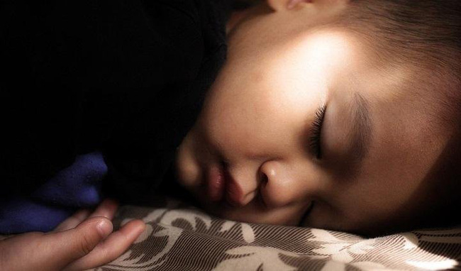 Nhìn số thời gian ngủ cho bé theo từng độ tuổi được khuyến cáo dưới đây, hẳn nhiều mẹ sẽ giật mình vì con đang thiếu ngủ trầm trọng - Hình 4