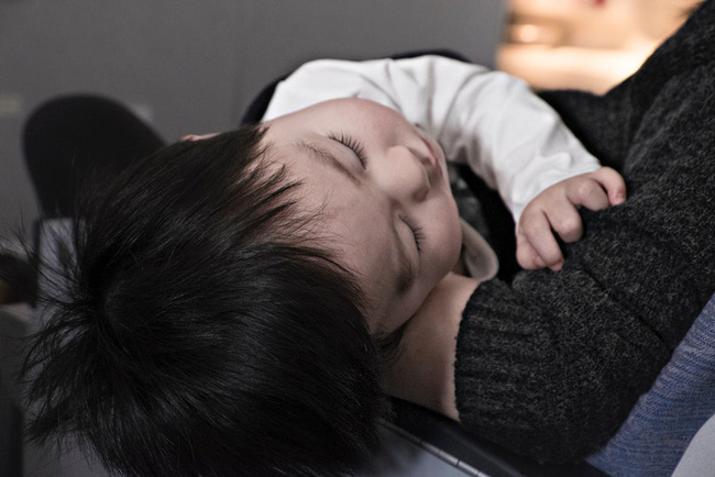 Nhìn số thời gian ngủ cho bé theo từng độ tuổi được khuyến cáo dưới đây, hẳn nhiều mẹ sẽ giật mình vì con đang thiếu ngủ trầm trọng - Hình 3