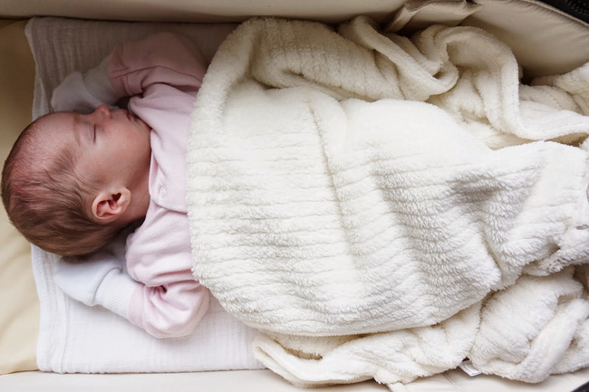Nhìn số thời gian ngủ cho bé theo từng độ tuổi được khuyến cáo dưới đây, hẳn nhiều mẹ sẽ giật mình vì con đang thiếu ngủ trầm trọng - Hình 2