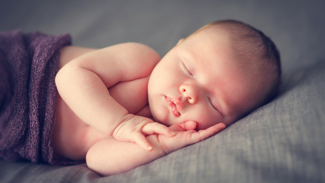 Nhìn số thời gian ngủ cho bé theo từng độ tuổi được khuyến cáo dưới đây, hẳn nhiều mẹ sẽ giật mình vì con đang thiếu ngủ trầm trọng - Hình 1