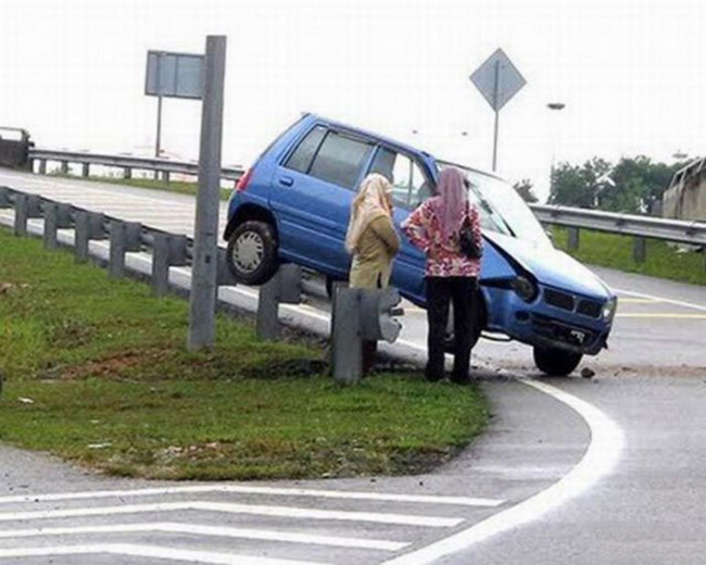 Những hình ảnh khó tin của các người đẹp và xe - Hình 2