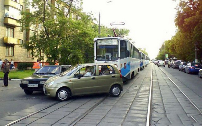 Những hình ảnh khó tin của các người đẹp và xe - Hình 5